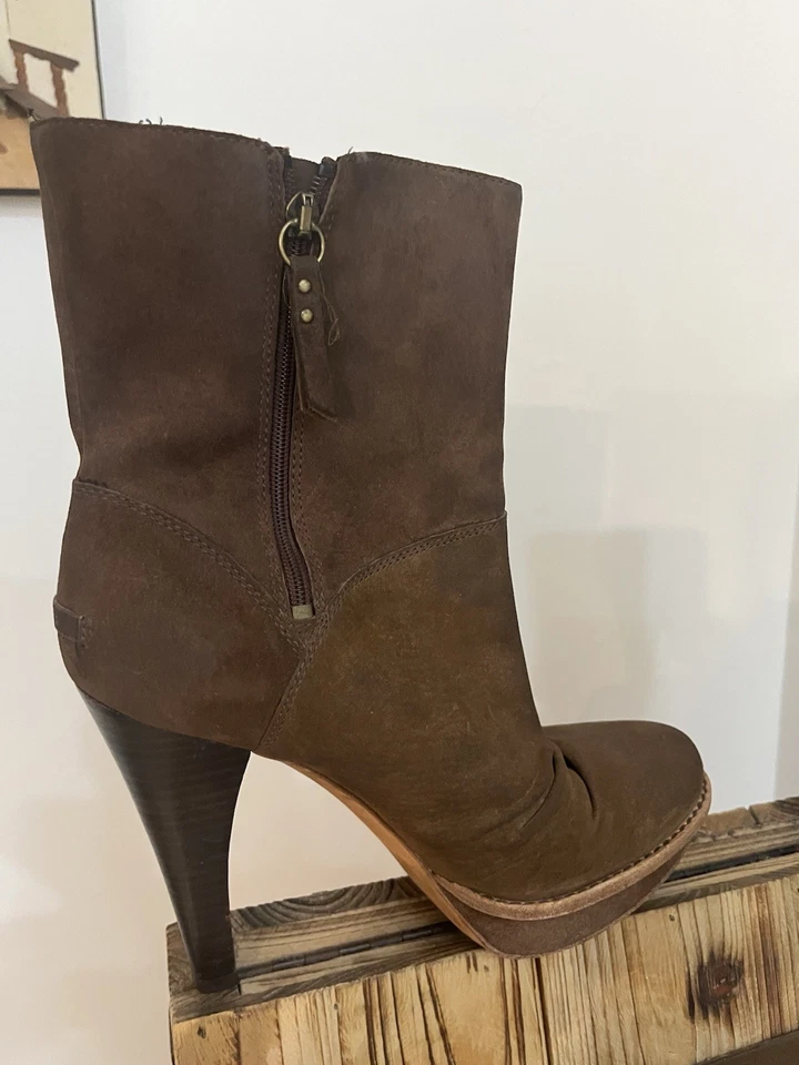 Bota UGG Bianka Salto Alto Marrom Camurça Plataforma Botas Sherpa Shearling Tamanho 9 - Imagem 3 de 4