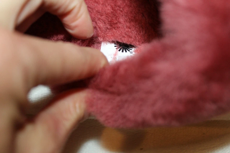 NIB UGG Metallic Cozy Shearling Logo Slippers YOUTH 5 FITS WOMENS 6.5-7 Redwood - Image 3 of 4