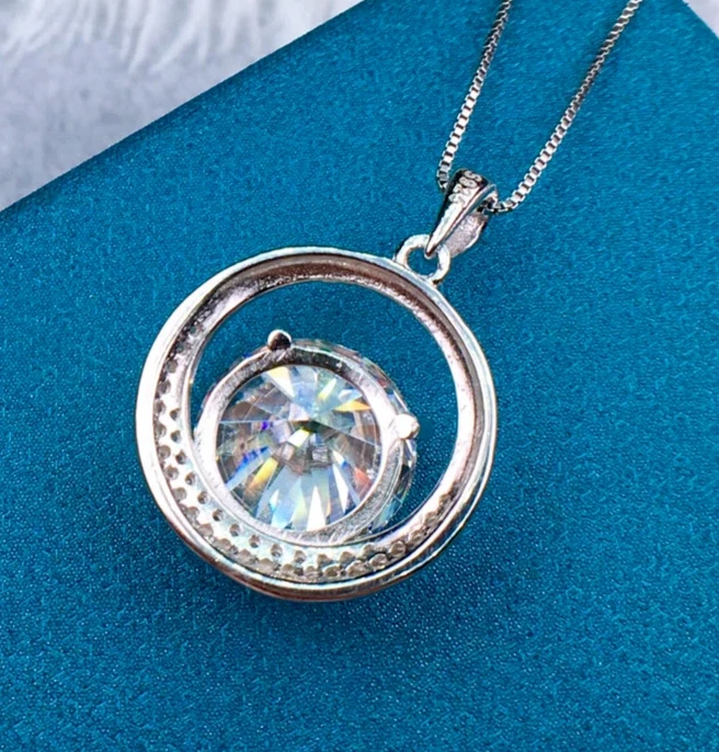 Colgante solitario de moissanita certificado corte redondo de 8,0 mm enchapado en oro blanco de 14 k Foto 4 de 4