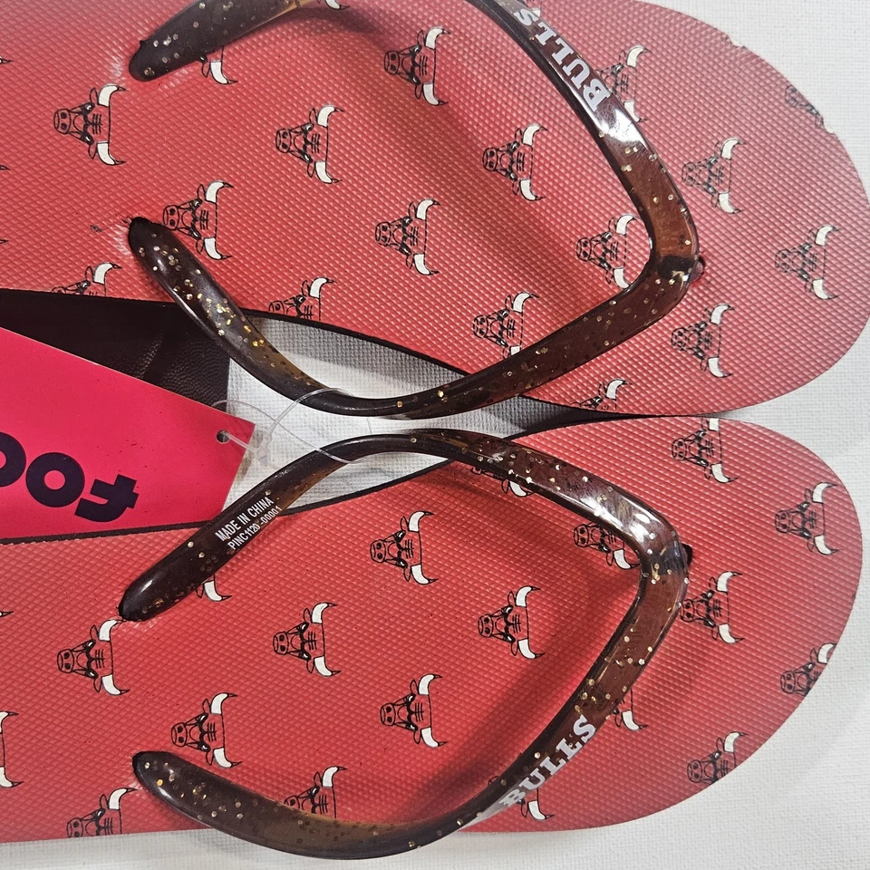 Sandalias chanclas FOCO Chicago Bulls para mujer pequeñas rojas negras con licencia del equipo de la NBA Foto 3 de 4