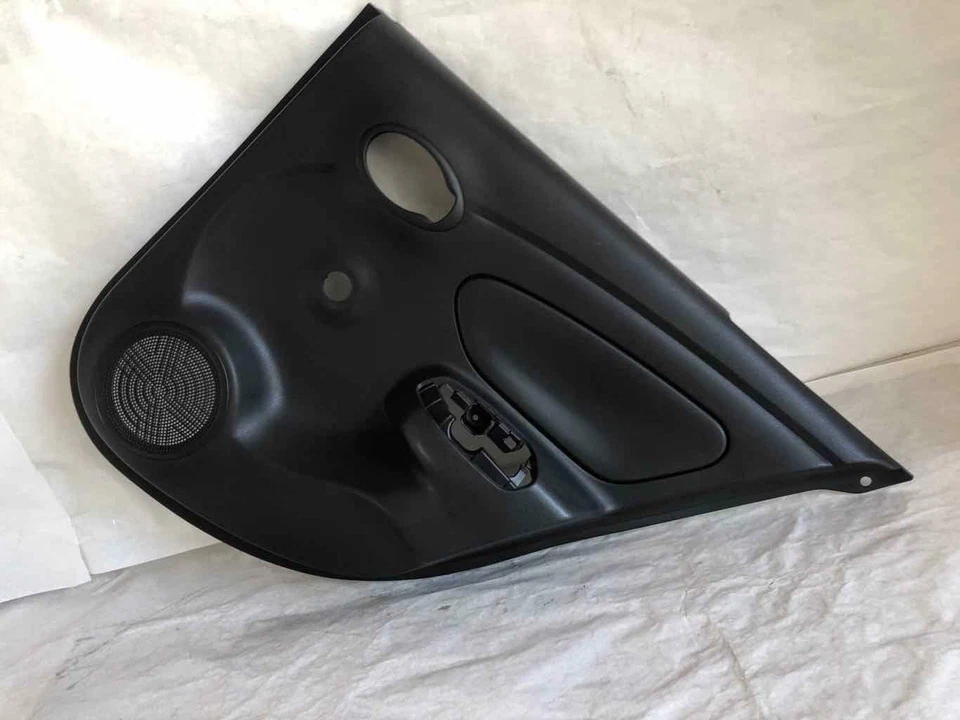 Cubierta del panel de moldura de la puerta trasera Nissan Versa 2016 lado derecho del pasajero 82922 3BA0A  Foto 3 de 4