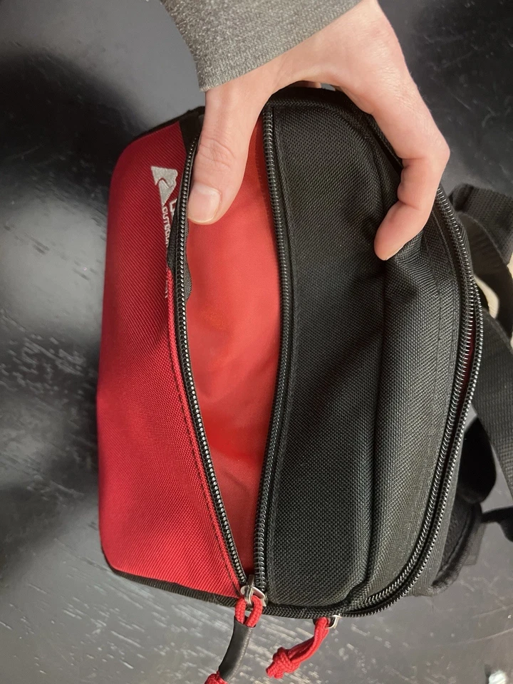 Riñonera Ozark Trail Outback Equipment roja y negra Foto 4 de 4