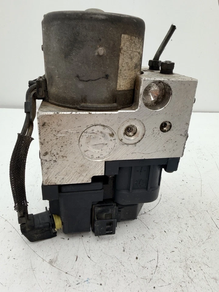 Módulo de control de bomba ABS Subaru Forester 1999-2002 27531FC010 OEM usado Foto 4 de 4