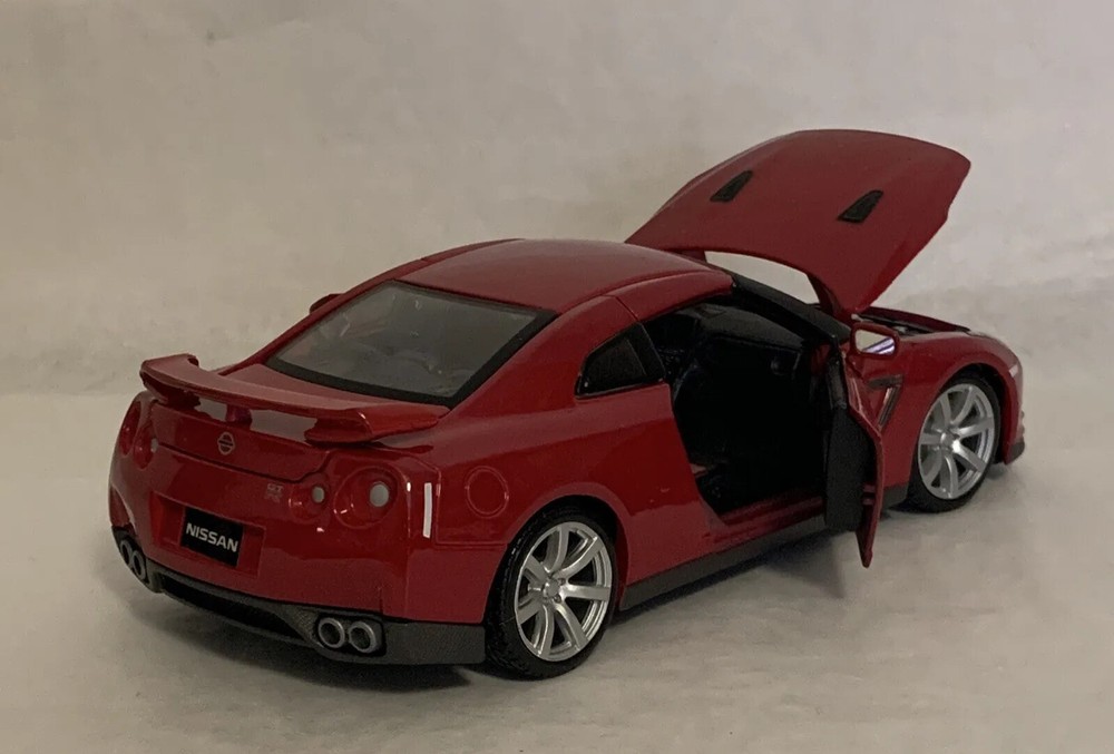 LOOSE  Maisto 2009 Nissan GT-R  1:24 scale