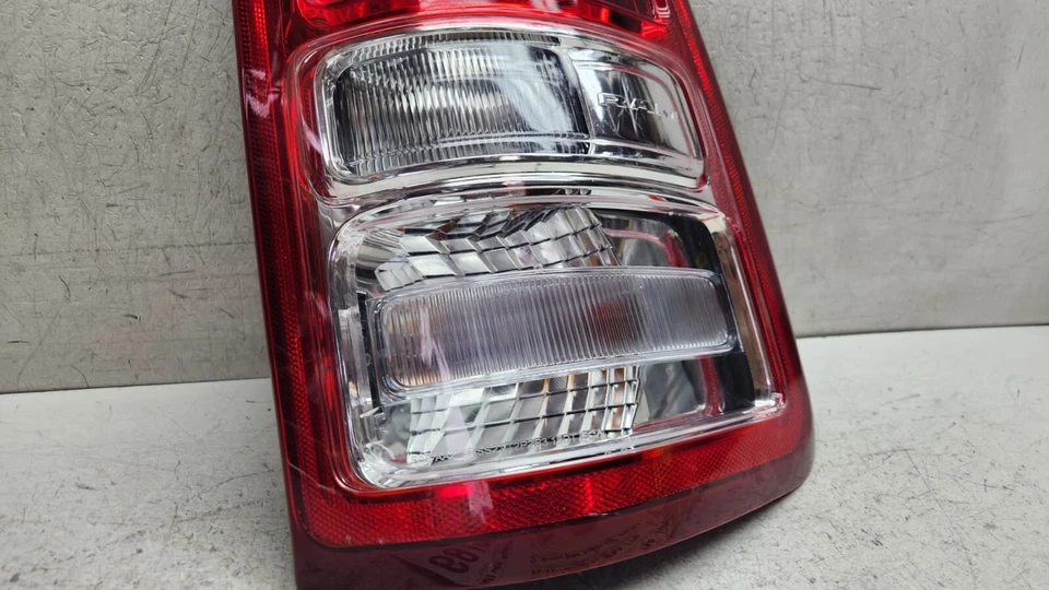 Luz trasera derecha Dodge Ram 1500 2019 2020 2021 2022 OEM AY06189 con guía rota Foto 2 de 4