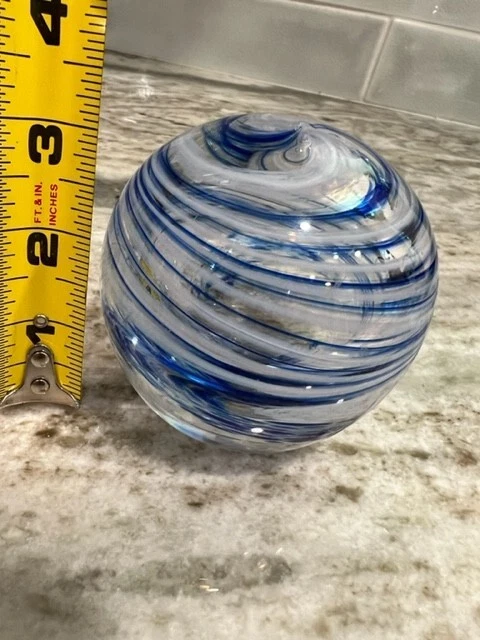 Pisapapeles Murano Swirl azul y blanco Foto 2 de 4