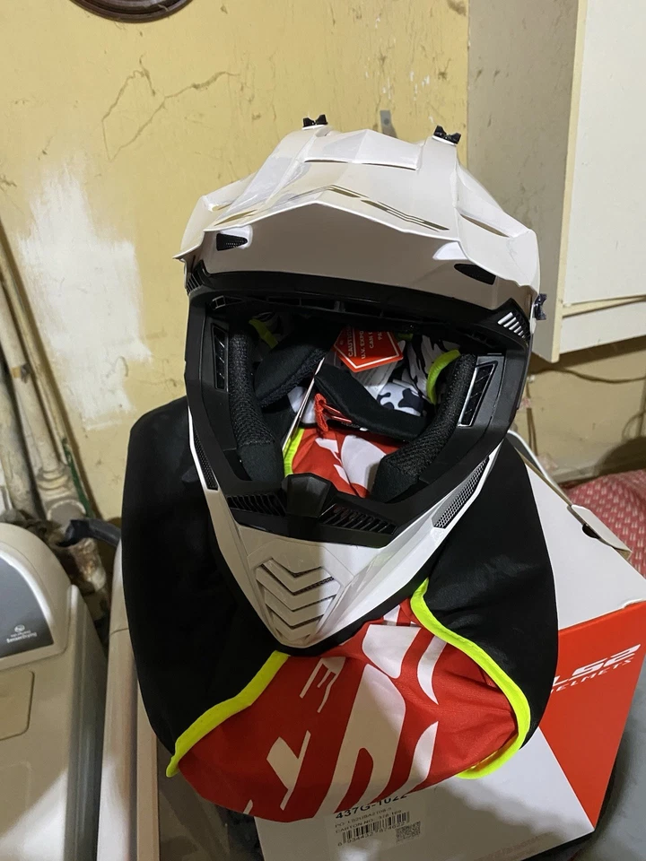 NEW LS2 Gates Adult Small Helmet  - Image 3 of 4