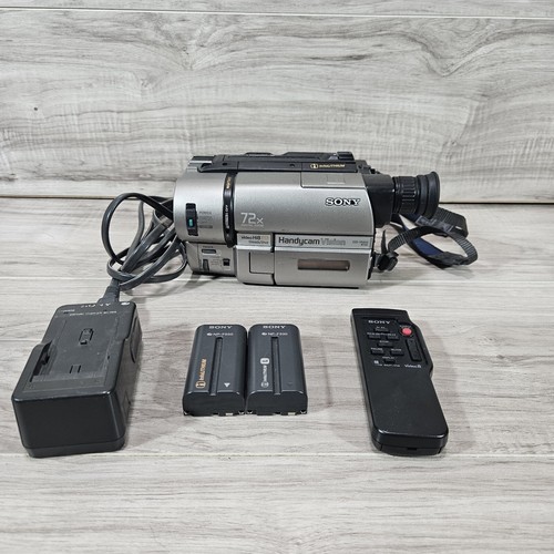 Sony Handycam Vision CCDTRV615 Video Hi8 Camcorder Bundle + 2