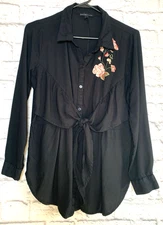 Signature Studio Front Tie Long Shirt Tail Embroidered Button Up Top Size Large.