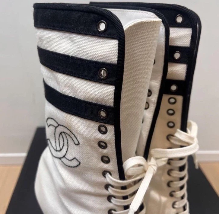 Chanel Botas de Cuña con Cordones de Lona en Blanco con Detalles Negros Talla 36 Foto 4 de 4