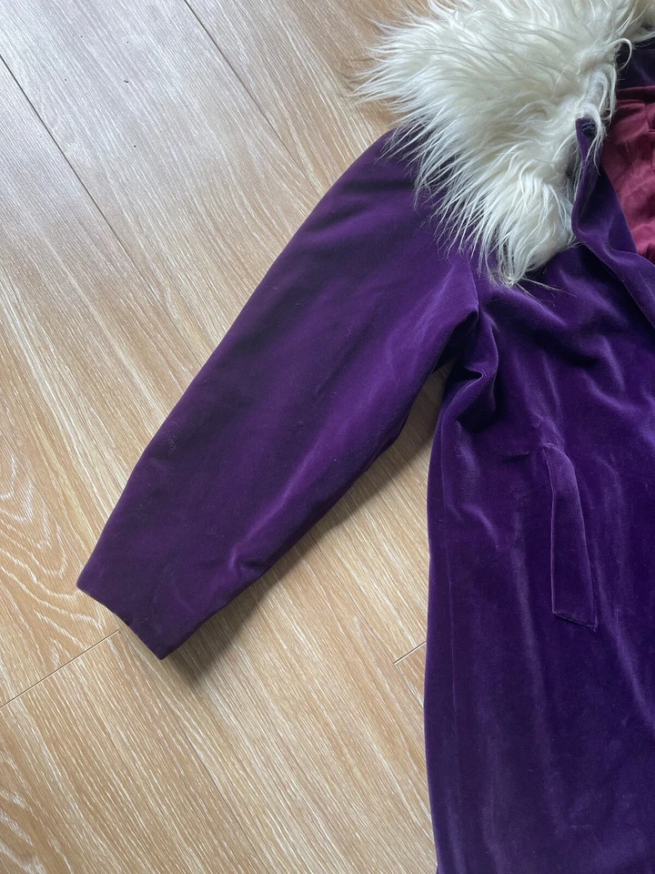 Abrigo vintage de terciopelo morado años 70 con ribete de piel sintética de oso polar.  Foto 4 de 4