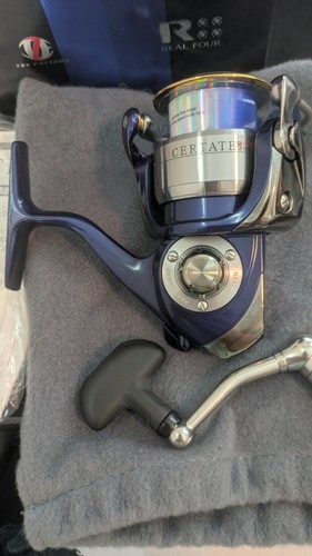 Daiwa CERTATE 2500 R-Custom NEW never used in box Fishing Reel - Picture 5 of 5
