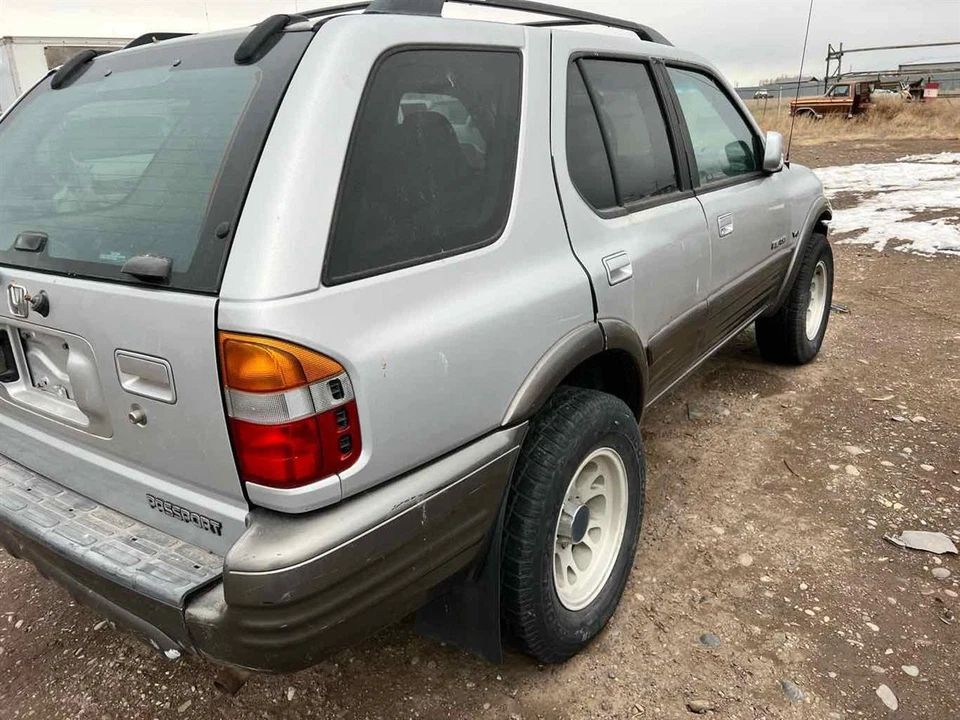 Used Rear Right Door Assembly Rear Side fits: 2000 Honda Passport w/fender flare Foto 4 de 4