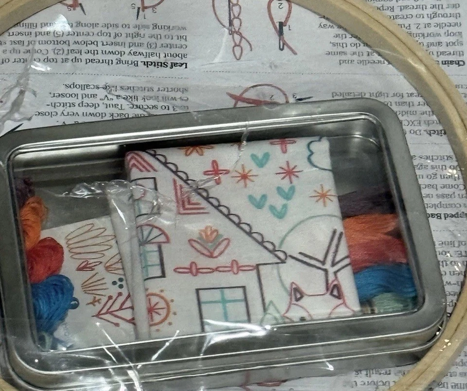 Kit de bordado Stitched Stories Ursa nuevo con etiquetas “Charmed Cottage” kit artesanal bordado Foto 4 de 4