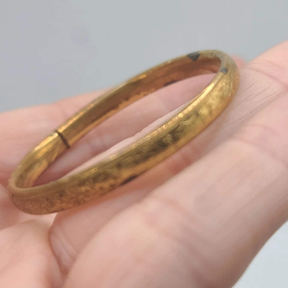 Pulsera vintage victoriana infantil tono dorado grabada tiene desgaste talla 5" Foto 2 de 4