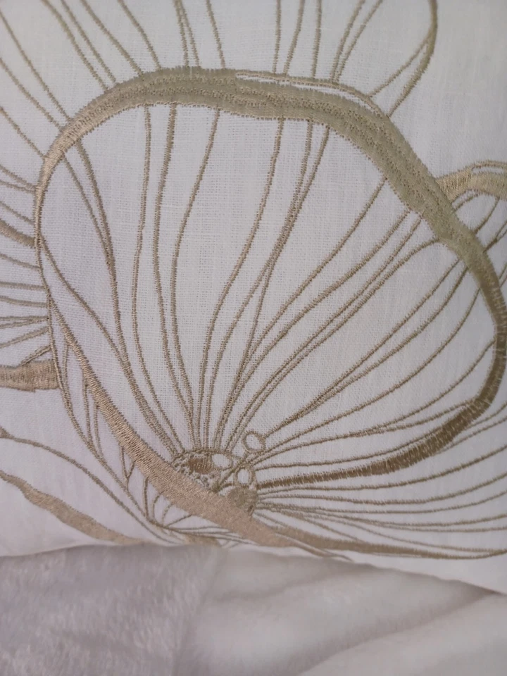 Almohada de lino bordada dorada/blanca hecha a mano VILLA ROMO Akoko Milli Herb Foto 2 de 4
