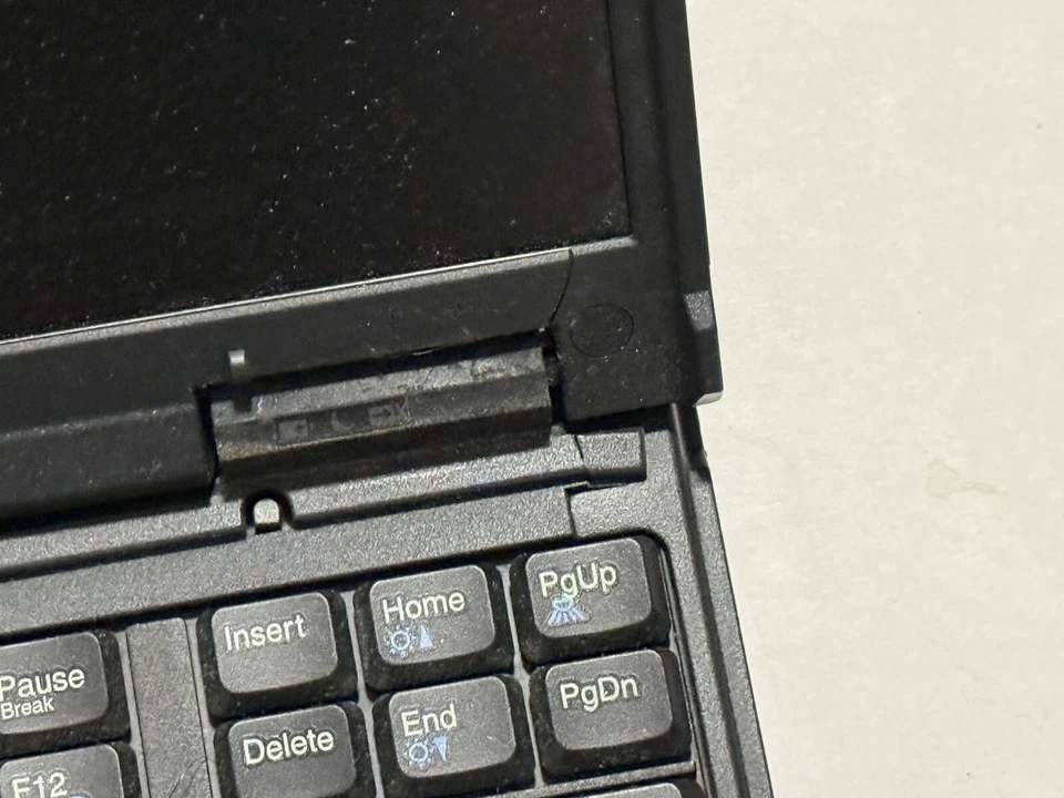 Vintage IBM ThinkPad T20 2647 Intel Pentium III 700MHz 128MB RAM 20GB HDD READ - Image 3 of 4