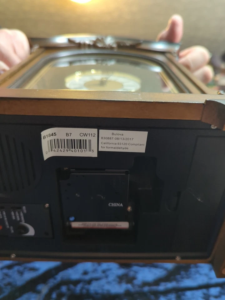 Reloj de péndulo giratorio Bulova B1845 Durant madera de nogal y vidrio (usado) Foto 2 de 4