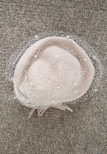 wunderschöner, Original - alter Fascinator  /  Hut, beige, Schleier + Schleife