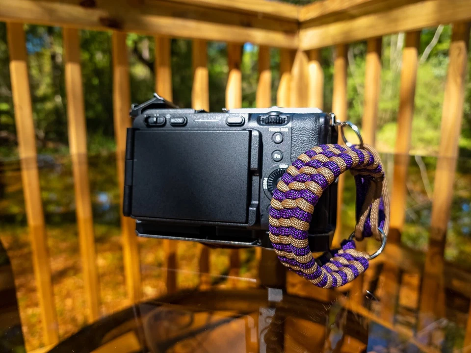 Correa de muñeca para cámara Saftey Paracord 550 hecha a mano púrpura y tostado/marrón. Foto 4 de 4