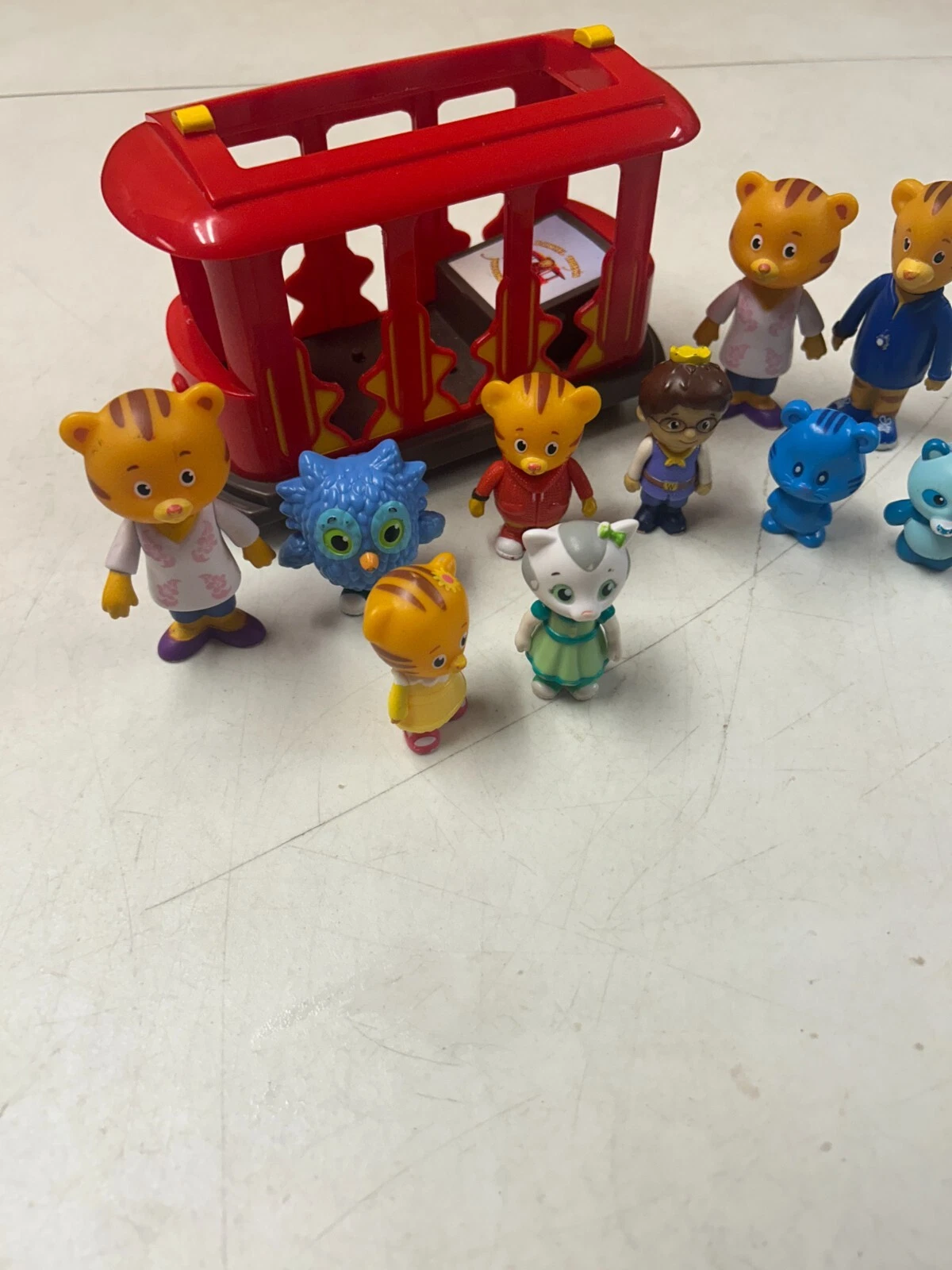  carro carrinho de passeio daniel tiger's neighborhood pull back & go carregado com figuras 
