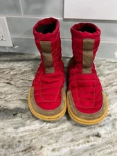 Hut Moc Mid Women's Size 7 Chili Boots Sample Pair Never Worn Outside