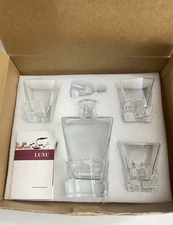 LUXU Premium Whiskey Decanter with Glass Stopper, 29 oz & 3 Whiskey Glasses