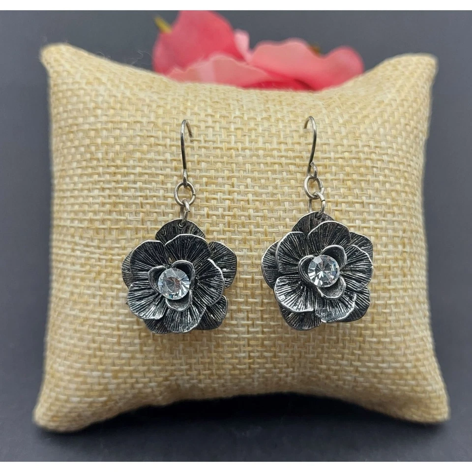 LINDOS Pendientes Colgantes 3D Flores Diseño Premier Tono Plata Centros Cristal Foto 2 de 4