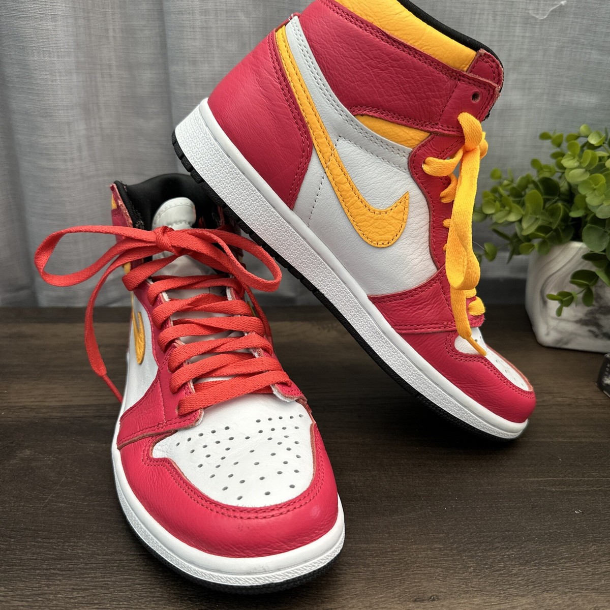 Nike Air Jordan 1 Retro High OG Light Fusion Red Size 6.5 Nike Air Jordan 1 Retro High OG Light Fusion Red Size 6.5
