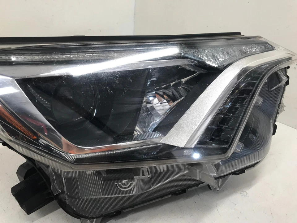 Faro proyector derecho derecho dañado Toyota RAV4 2016 2017 2018 8114542670 OEM Foto 3 de 4