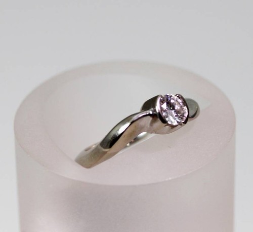 Anillo de compromiso redondo de diamantes brillantes de 0,50 quilates de oro blanco de 14 quilates talla 6-3885 - Imagen 2 de 5
