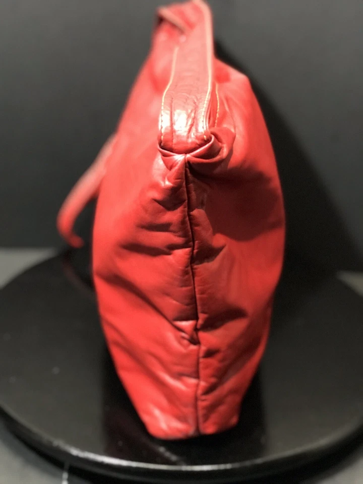 NUEVO BOLSO DE HOMBRO HOBO VIA SPIGA ROJO CUERO SUAVE GENUINO UNA CORREA PRECIO DE VENTA SUGERIDO POR EL FABRICANTE $595 Foto 4 de 4