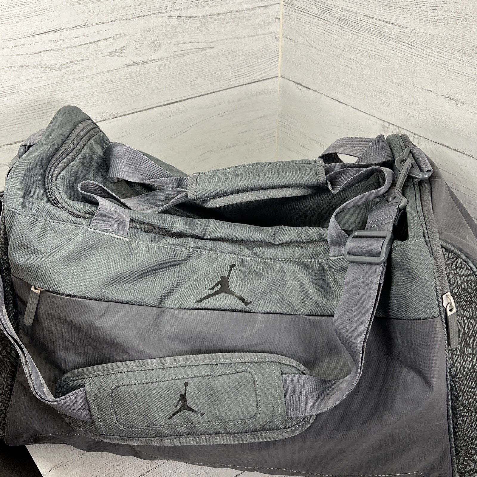 Nike Jordan Duffel Bag Grey/Black Sportstyle Gym Bag … Gem