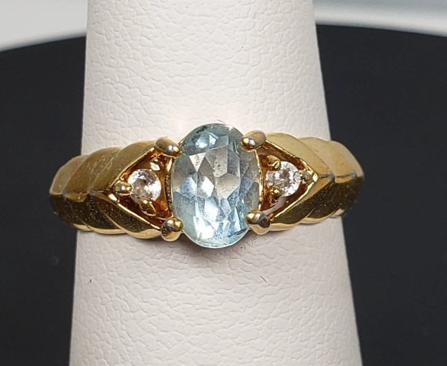 Anillo diseñado chapado en oro de 18k de acero inoxidable topacio azul claro y circonita cúbica talla 5 Foto 2 de 4
