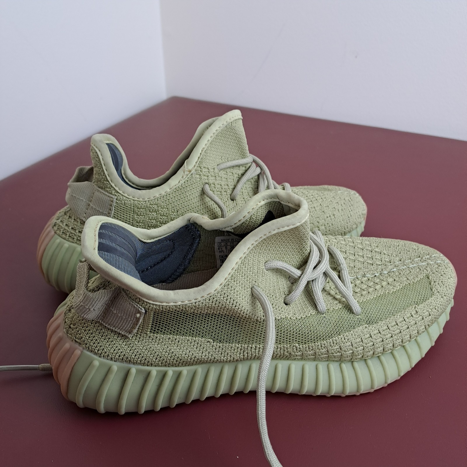 Adidas Yeezy Boost 350 V2 Sulfur Shoes Womens Size 6.5 Green Trainer Sneakers thumbnail 5