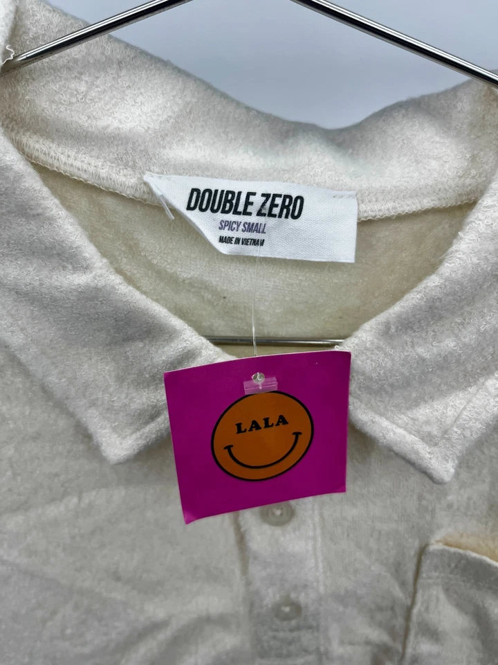 Camisa para mujer - Double Zero de Lala cuello blanco botón polo elástico sincronizado pequeño Foto 4 de 4