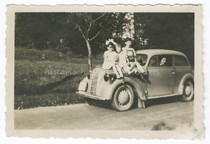 Kinder sitzen auf Motorhaube - Auto - Altes Foto 1930er