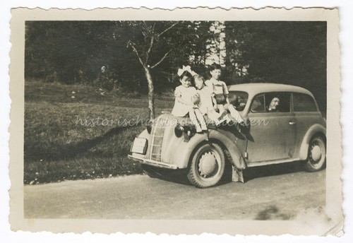Kinder sitzen auf Motorhaube - Auto - Altes Foto 1930er