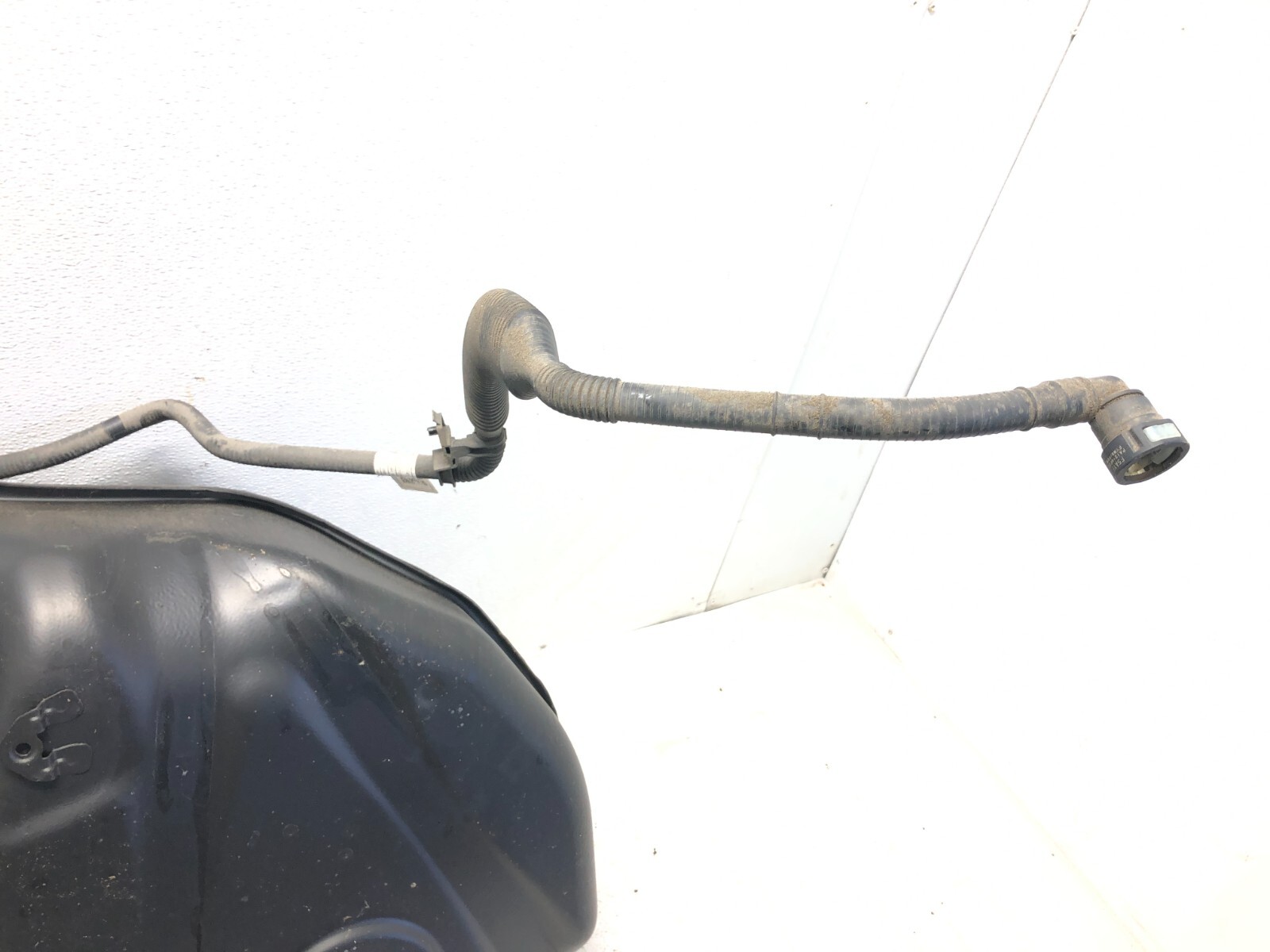 2017-2022 MASERATI LEVANTE FUEL GAS TANK RESERVOIR W/ FILLER NECK OEM