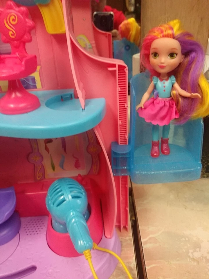 Fisher-Price Nickelodeon Sunny Day Sunny's Fan-tastic Salon 3 Dolls Accessories - Image 4 of 4