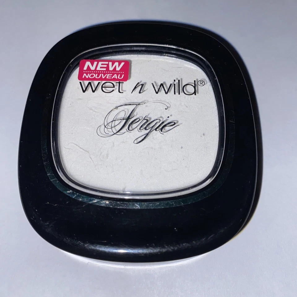 Wet N Wild Fergie Centerstage - Take on the Day- Mattifying Powder A851 Pedestal - Image 2 of 4