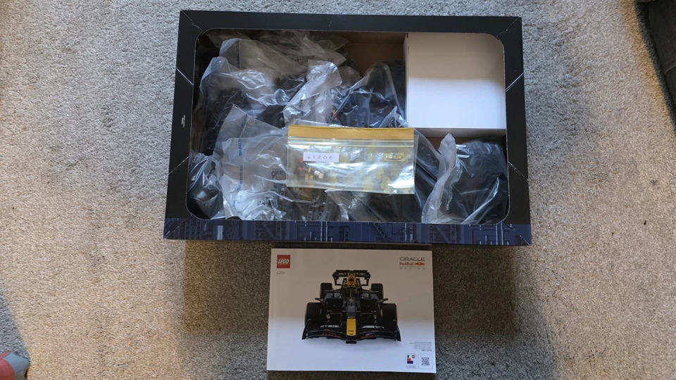 LEGO Technic 42206 Oracle Red Bull Racing RB20 F1 Car, photo 3 of 5