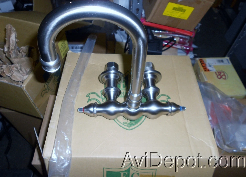 Grifo de bañera con patas de garra de 2 manijas Isabellan Classics sin ducha de mano en satén  Foto 3 de 4