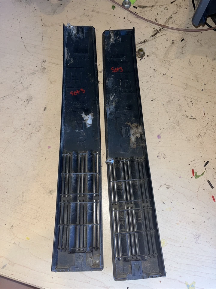 Camioneta Toyota cabina estándar cuarto de ventilación persiana pilar B moldura OEM 1984-1988 Foto 2 de 2