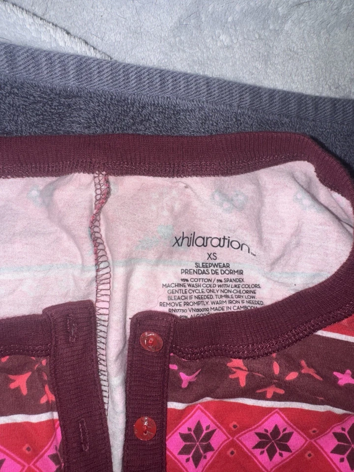 Ropa de dormir larga Xhilaration XS de una pieza roja y rosa para mujer Foto 2 de 3