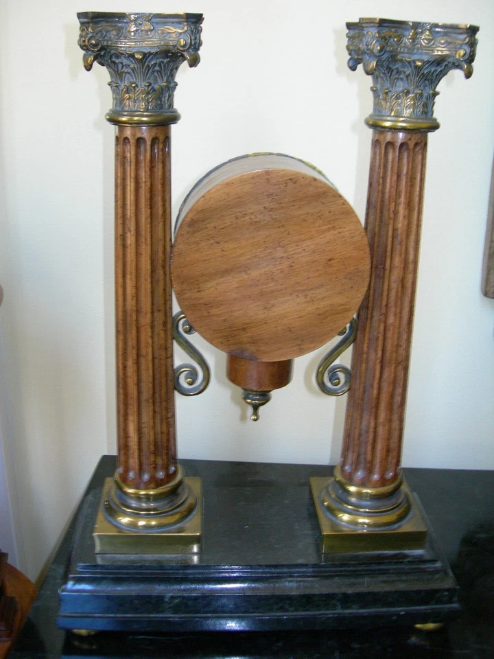 Maitland Smith 新古典主义科林蒂安柱大理石底座古董黄铜时钟 — 第 3/4 张图片