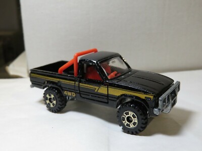 tomica hilux