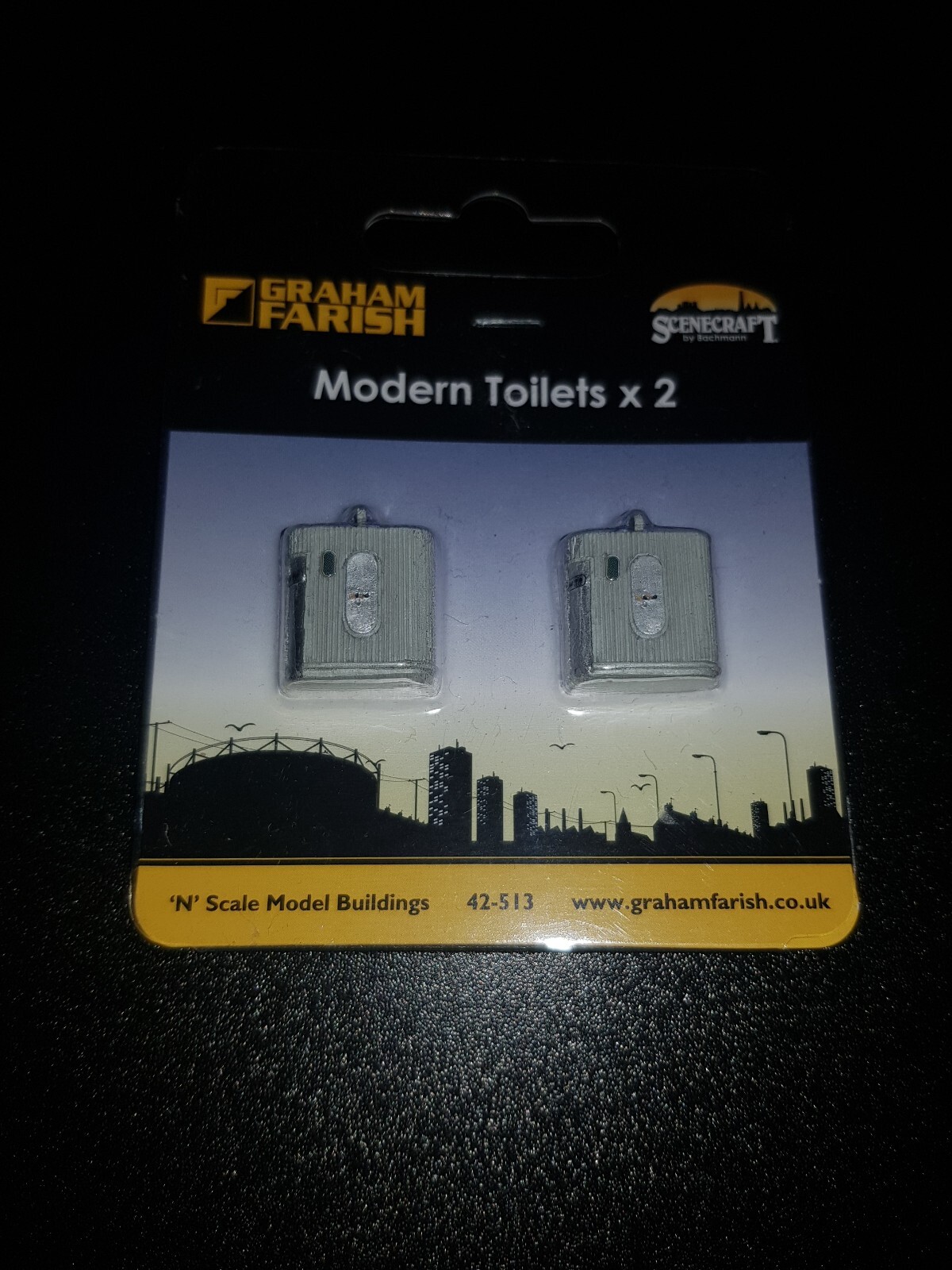 N Gauge Farish Scenecraft 42-513 Modern Toilet (x2)