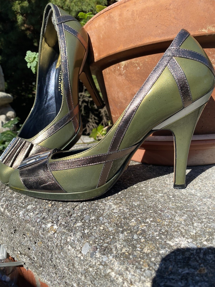Escarpins Cole Haan à Talons Aiguilles 3,75 Pouces - Taille 8B, Couleur Olive/argent, Ornés D'un Nœud Et Médaillon, Occasion