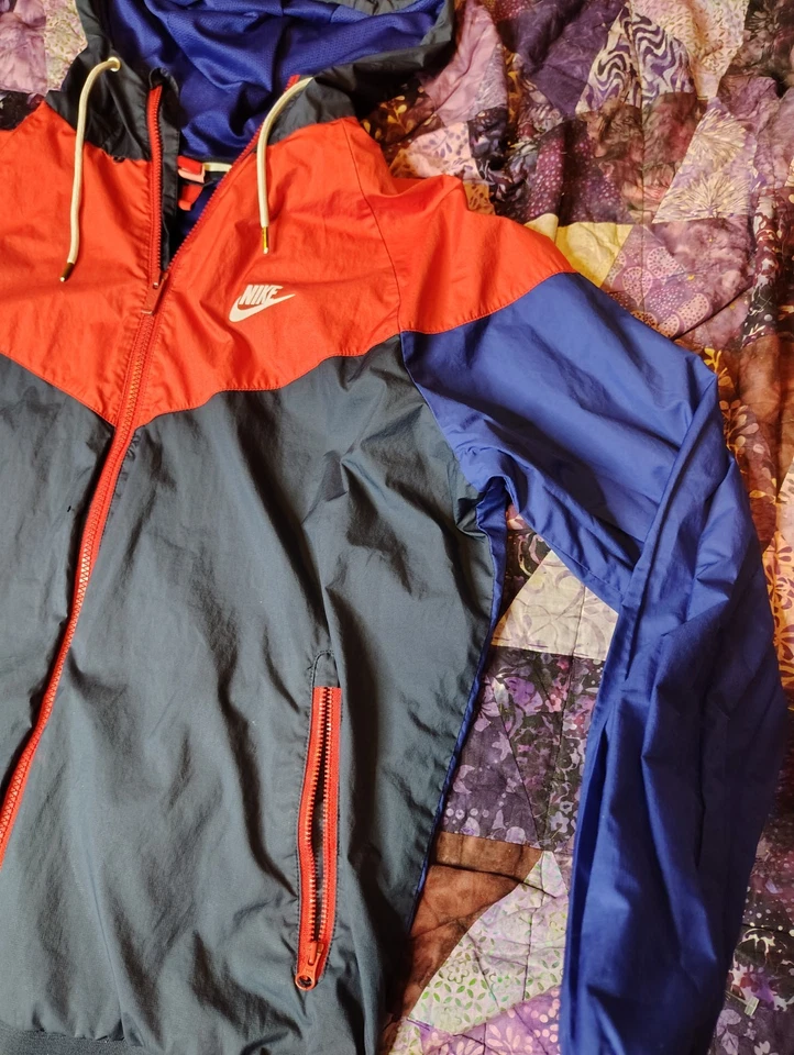 Chaqueta cortavientos Nike Tech Windrunner para hombre grande roja azul ligera para correr Foto 3 de 4